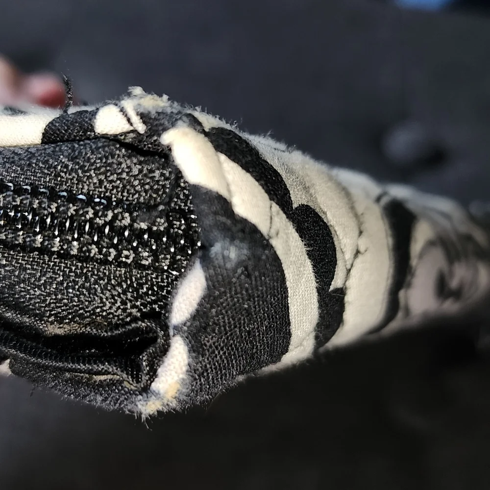 Preowned Vera Bradley black and white kisslock‎ wallet - Picture 13 of 14